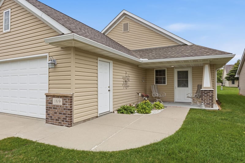 169 Summerset Ln SE, Hutchinson, MN 55350