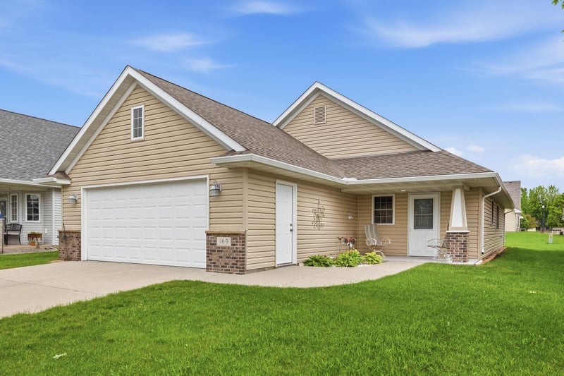 169 Summerset Ln SE, Hutchinson, MN 55350