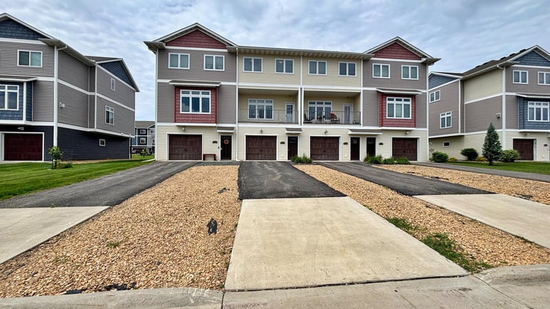 2157 Rolling Green Ln, North Mankato, MN 56003