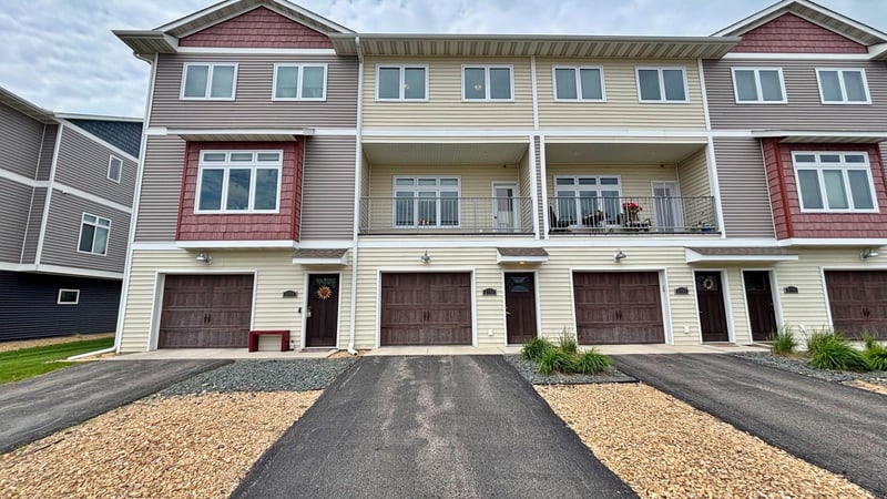 2157 Rolling Green Ln, North Mankato, MN 56003