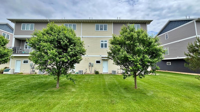2157 Rolling Green Ln, North Mankato, MN 56003