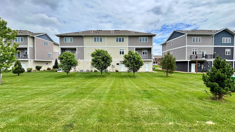 2157 Rolling Green Ln, North Mankato, MN 56003