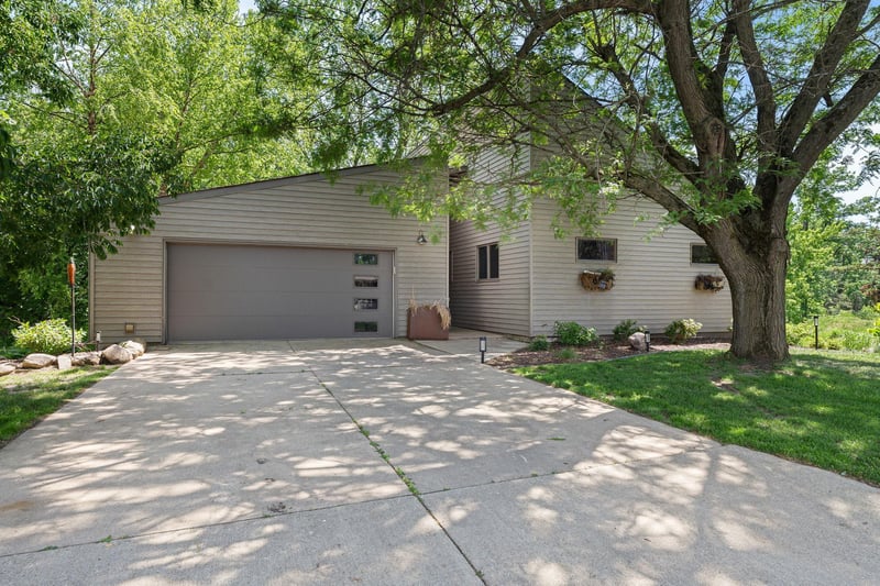 2006 11th Ave NE, Austin, MN 55912