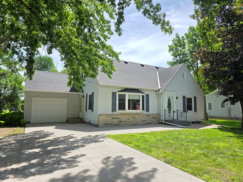 723 S 4th St, Le Sueur, MN 56058
