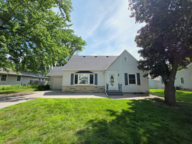 723 S 4th St, Le Sueur, MN 56058