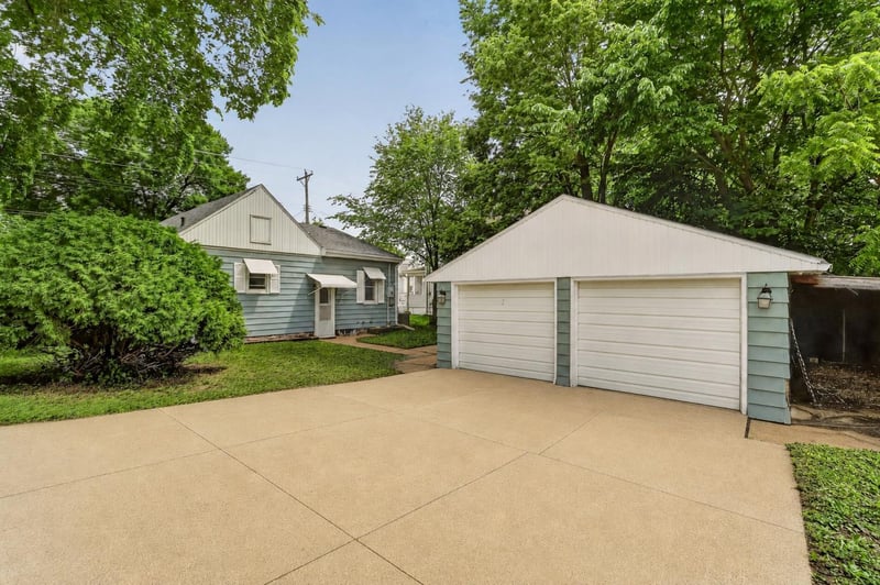 32 10th St NW, Rochester, MN 55901
