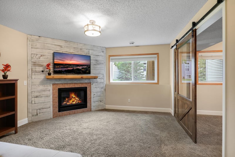 2186 Woodcrest Dr, Woodbury, MN 55129
