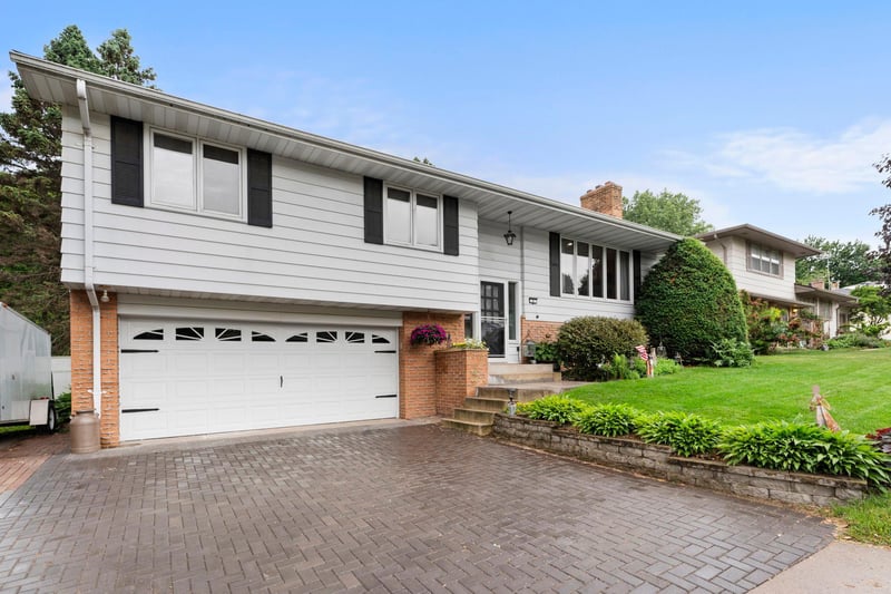 8 Imperial Dr E, West Saint Paul, MN 55118