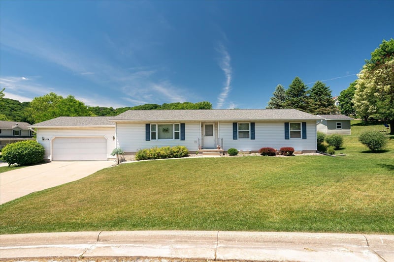 224 Eagles Bluff Rd, La Crescent, MN 55947