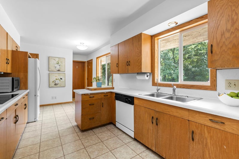 408 Woodland Dr, Burnsville, MN 55337