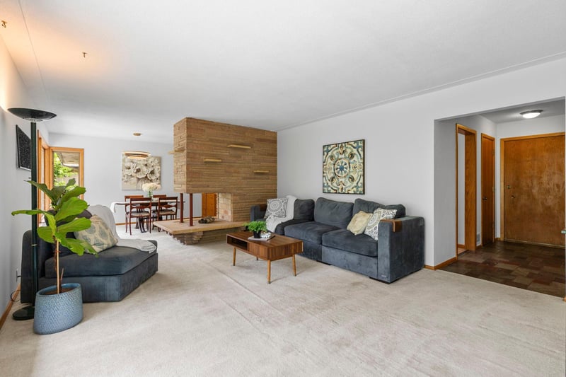 408 Woodland Dr, Burnsville, MN 55337
