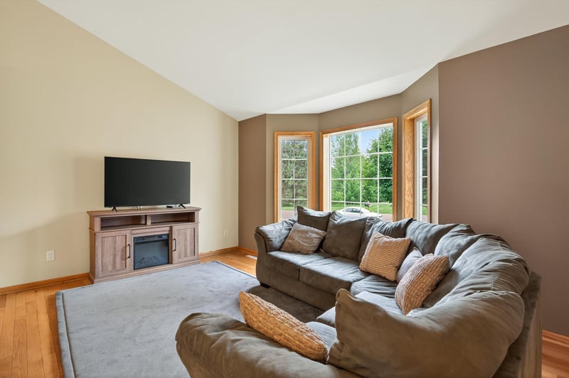 1129 Woodland Dr, Howard Lake, MN 55349