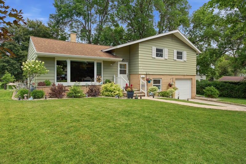 204 2nd St NW, Fairfax, MN 55332