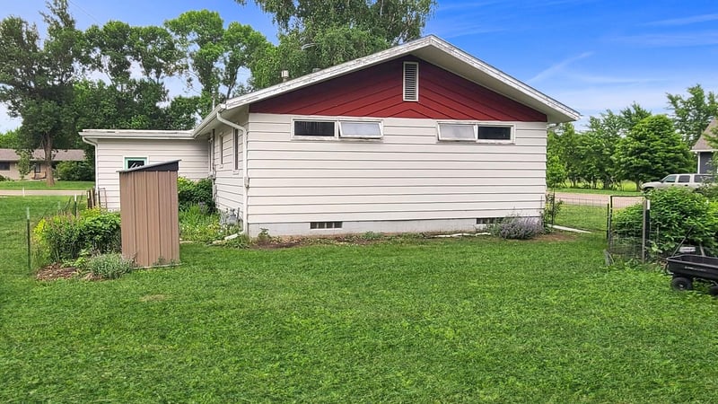400 Cottage Ave, Hendricks, MN 56136