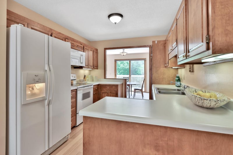 8286 Kingslee Rd, Bloomington, MN 55438