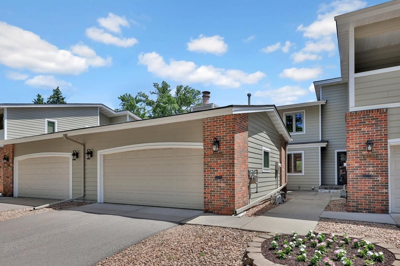 8286 Kingslee Rd, Bloomington, MN 55438