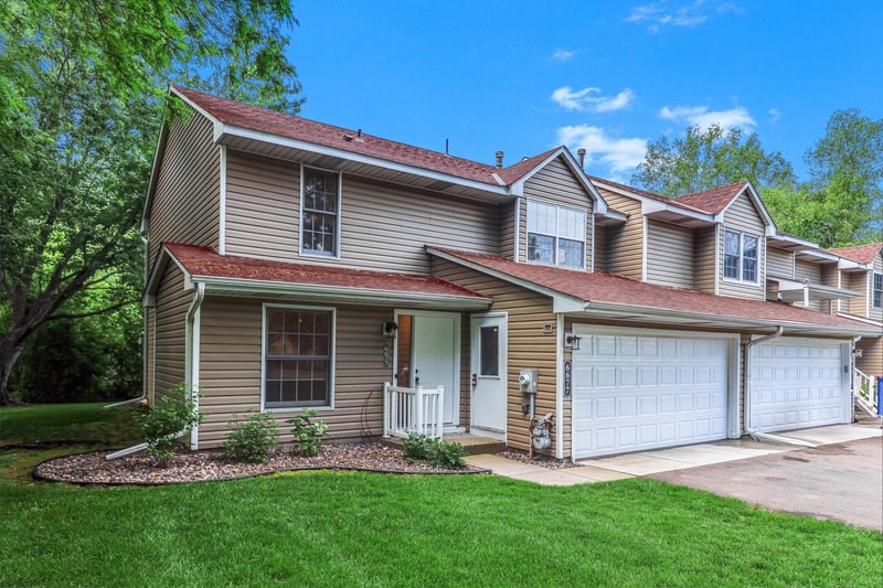 6677 Stillwater Blvd N, Oakdale, MN 55128