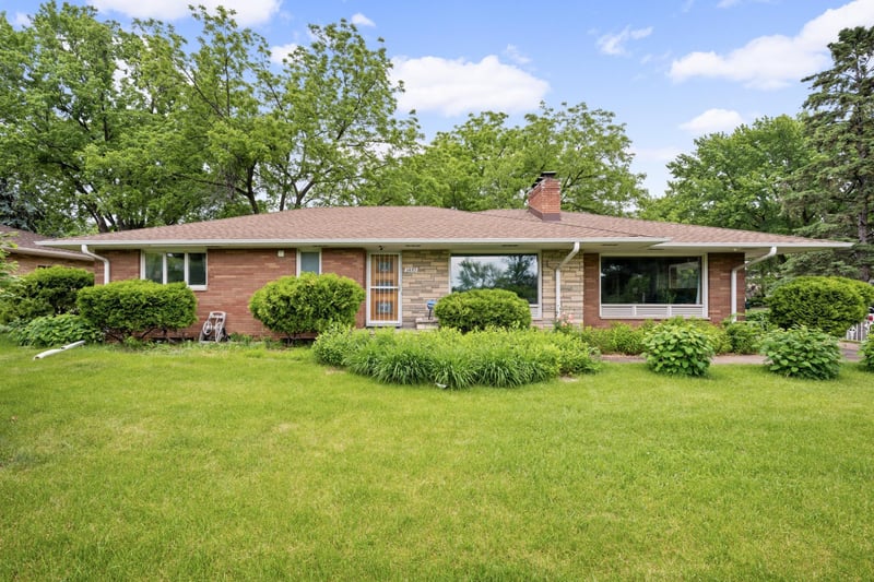 1495 County Road B2 W, Roseville, MN 55113