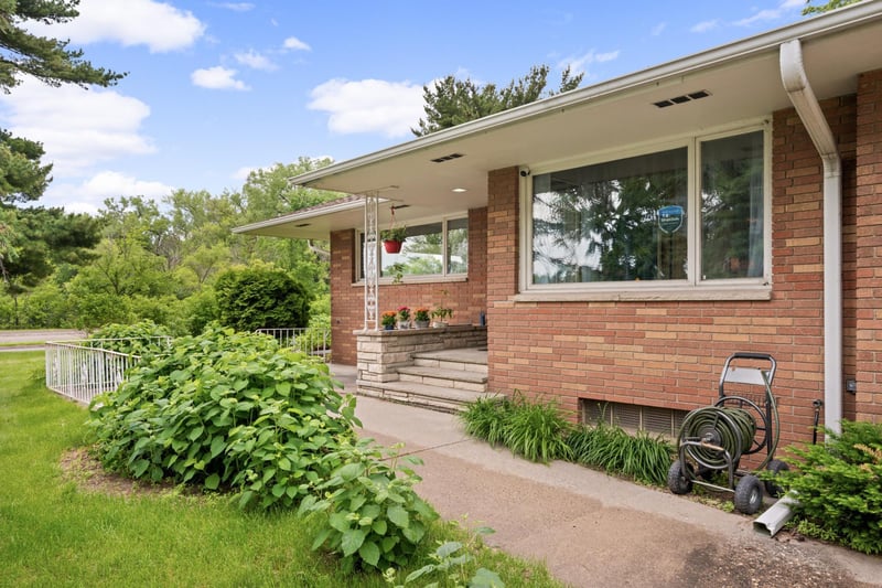 1495 County Road B2 W, Roseville, MN 55113