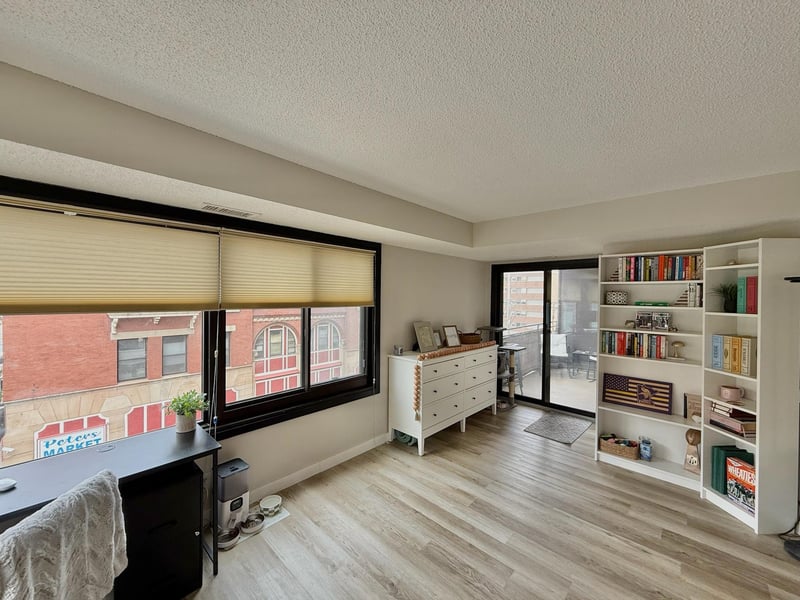 26 10th St W #402, Saint Paul, MN 55102