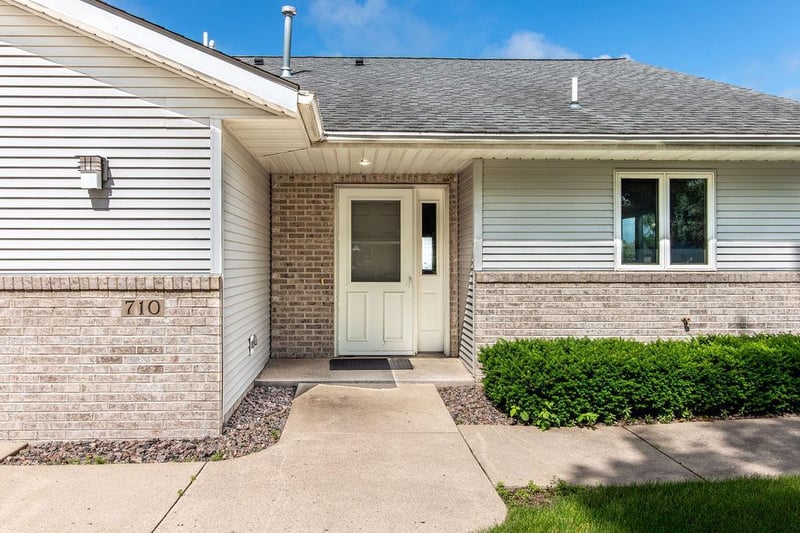 710 S 10th St, Bird Island, MN 55310