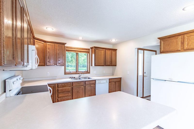 710 S 10th St, Bird Island, MN 55310
