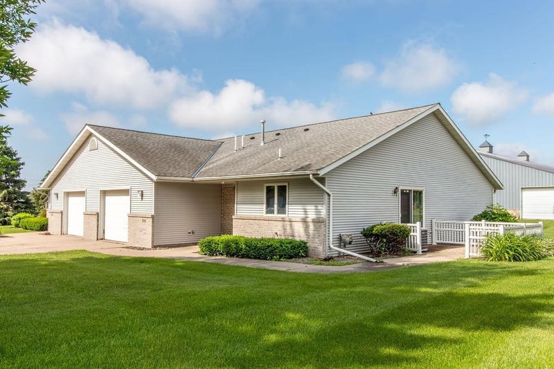 710 S 10th St, Bird Island, MN 55310