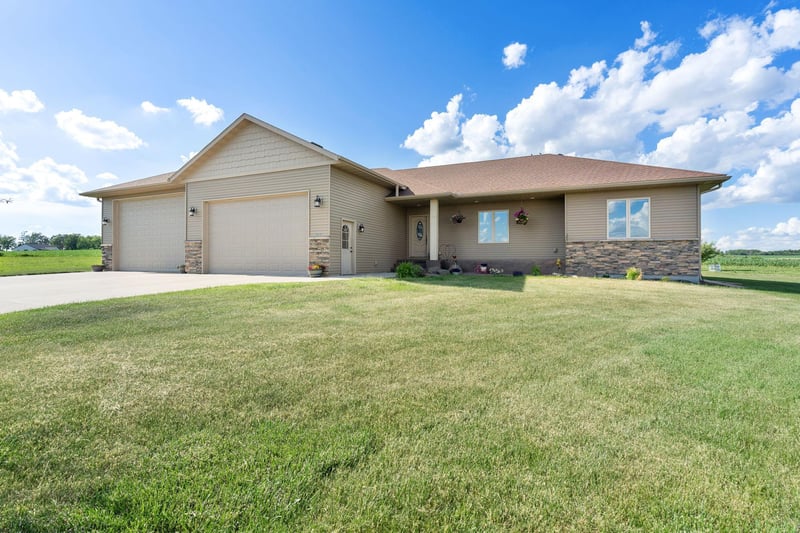 1920 Wolf Berry Pl NE, Owatonna, MN 55060