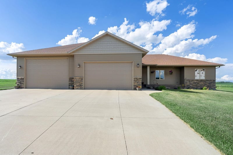 1920 Wolf Berry Pl NE, Owatonna, MN 55060