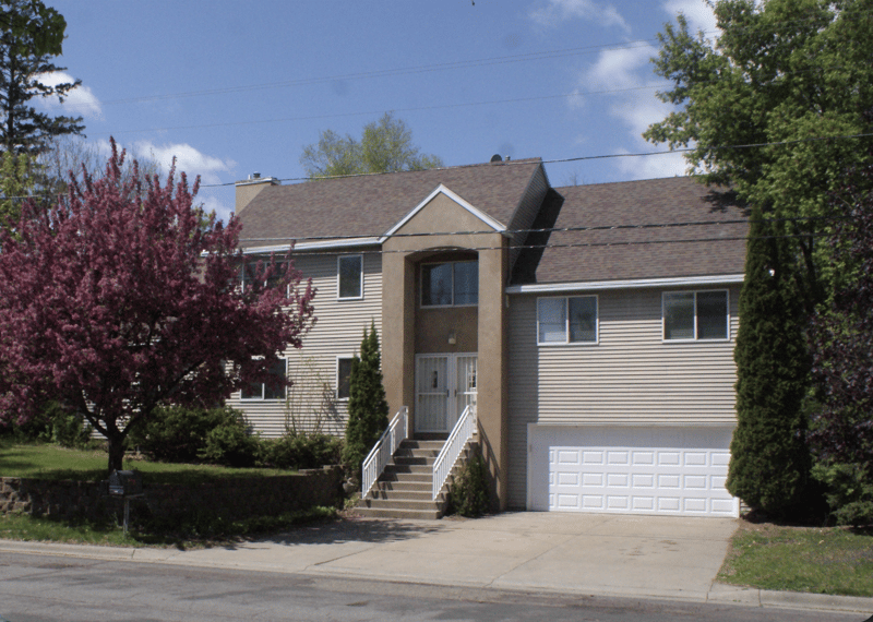 2339 Roselawn Ave W, Roseville, MN 55113