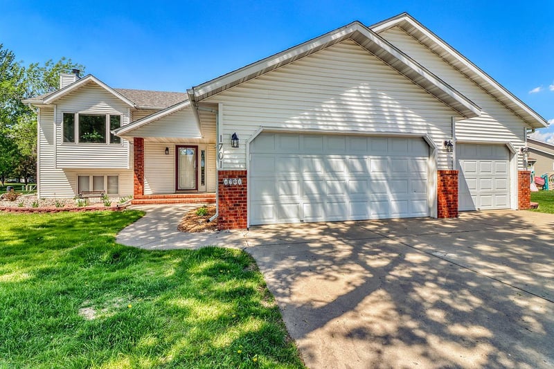 1701 33 1/2 St S, Moorhead, MN 56560