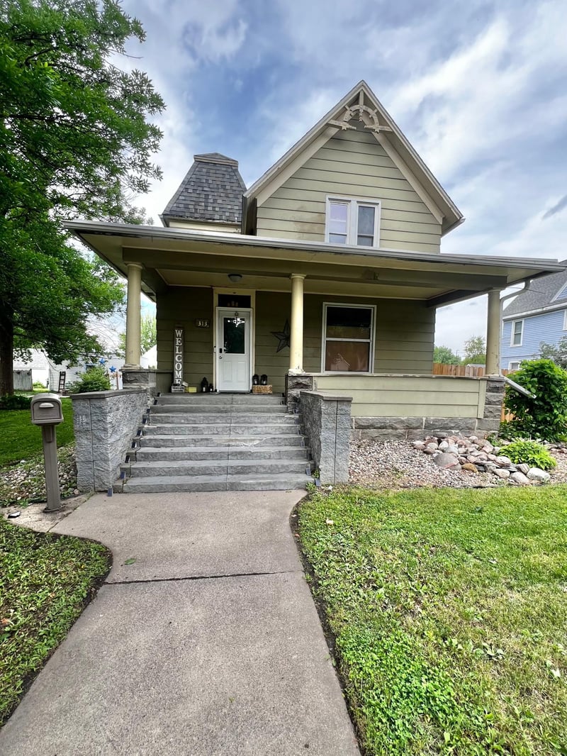 313 E 5th St, Redwood Falls, MN 56283