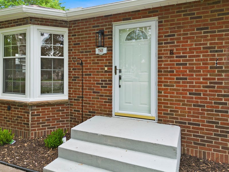 741 Roselawn Ave E, Maplewood, MN 55117