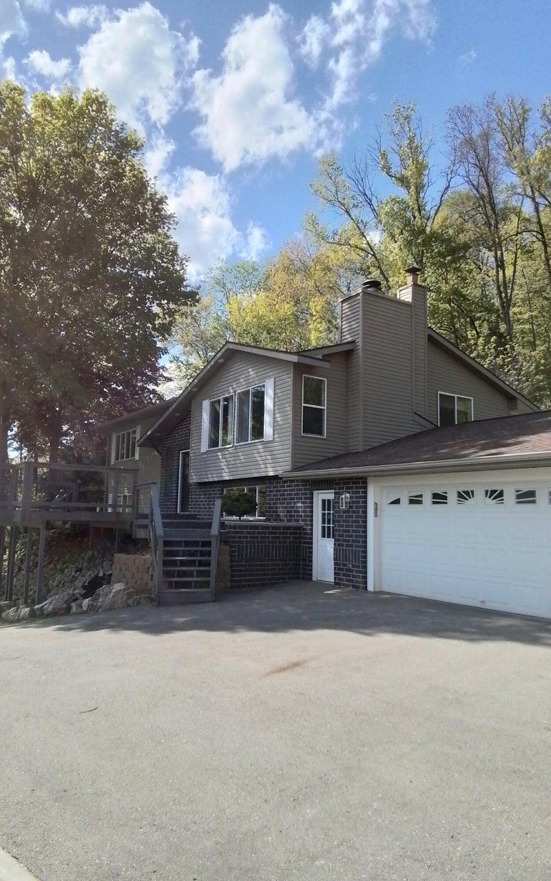 1596 Highwood Dr, La Crescent, MN 55947