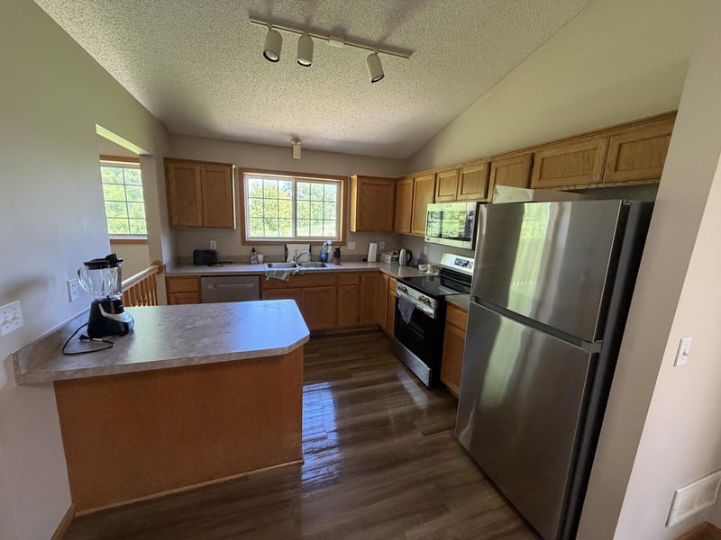 402 Creekside Dr, Buffalo, MN 55313