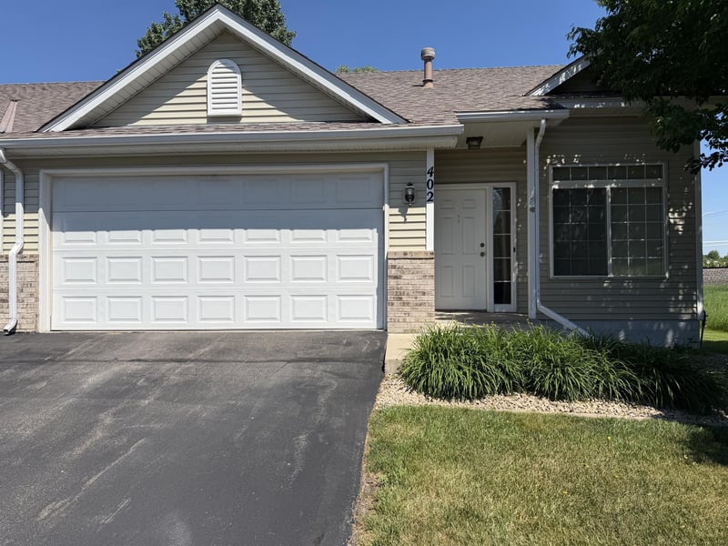 402 Creekside Dr, Buffalo, MN 55313