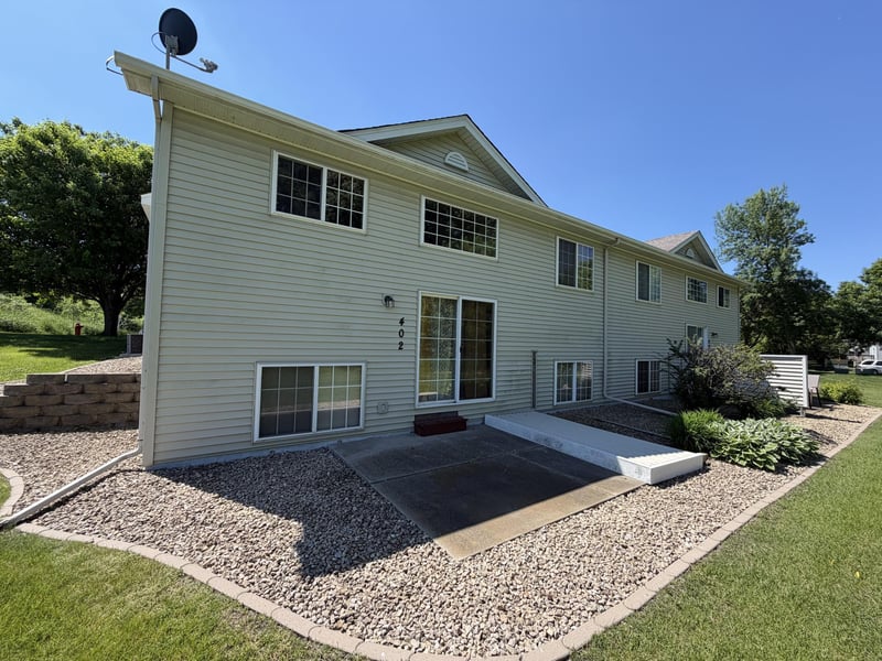 402 Creekside Dr, Buffalo, MN 55313