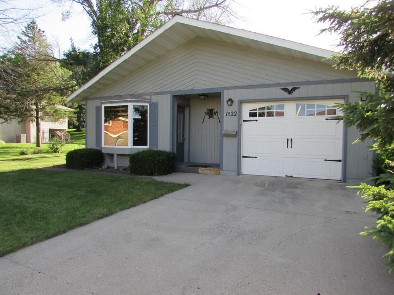 1522 Falcon Dr, Fairmont, MN 56031