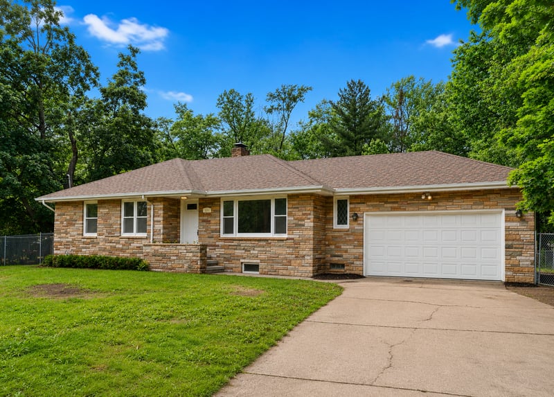 1985 Prosperity Rd, Maplewood, MN 55109