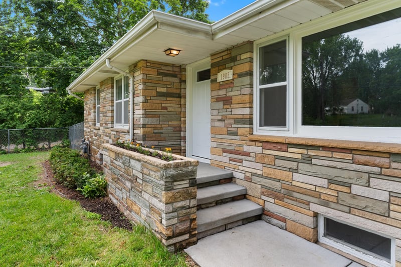 1985 Prosperity Rd, Maplewood, MN 55109