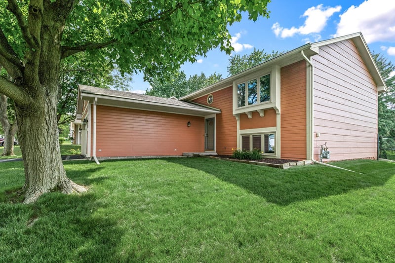 4275 Eagle Crest Dr, Eagan, MN 55122