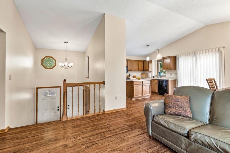 4275 Eagle Crest Dr, Eagan, MN 55122