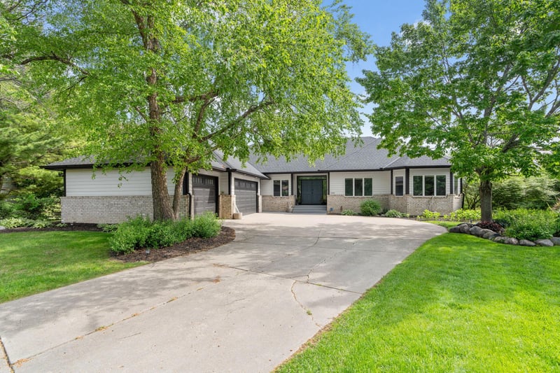 2065 Woodstone Ct, Victoria, MN 55386
