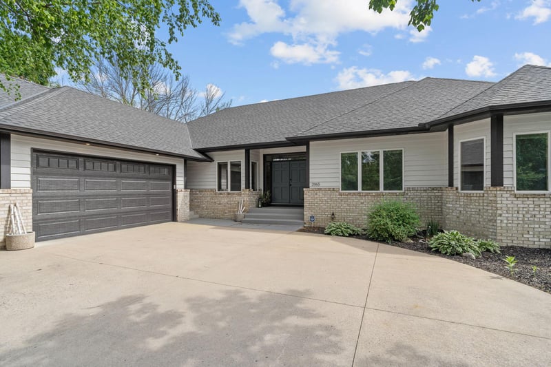 2065 Woodstone Ct, Victoria, MN 55386