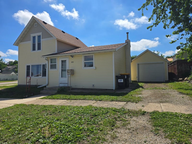 213 E Fremont St, Spring Valley, MN 55975