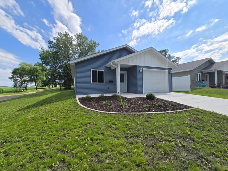 528 E St Charles Ave, Fergus Falls, MN 56537