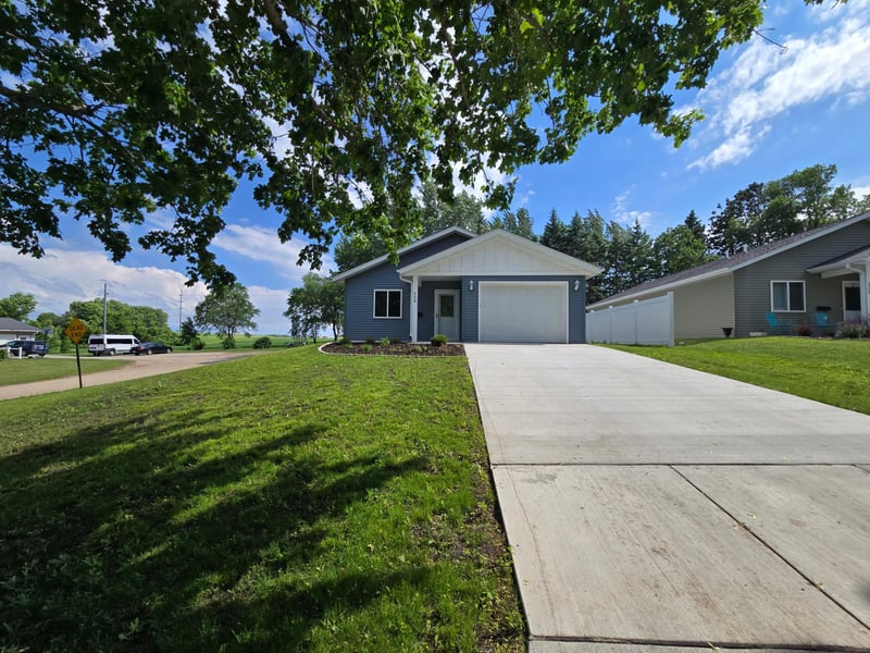 528 E St Charles Ave, Fergus Falls, MN 56537