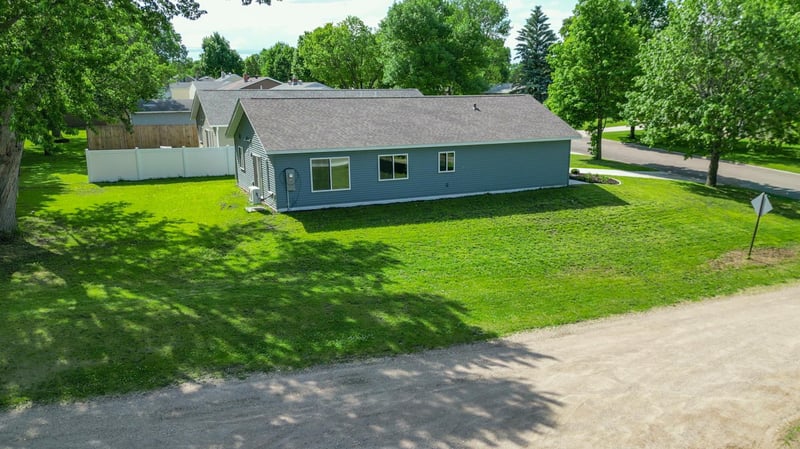 528 E St Charles Ave, Fergus Falls, MN 56537