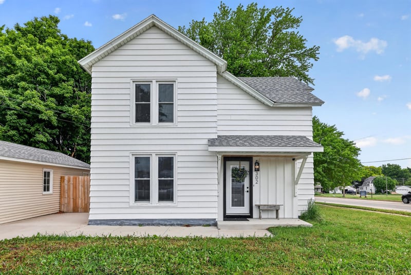 302 1st St NW, Dodge Center, MN 55927