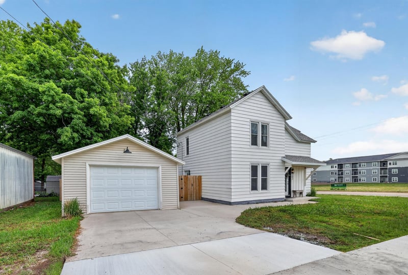 302 1st St NW, Dodge Center, MN 55927